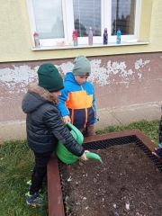 Deti z ŠKD sadia zimnú cibuľu a cesnak